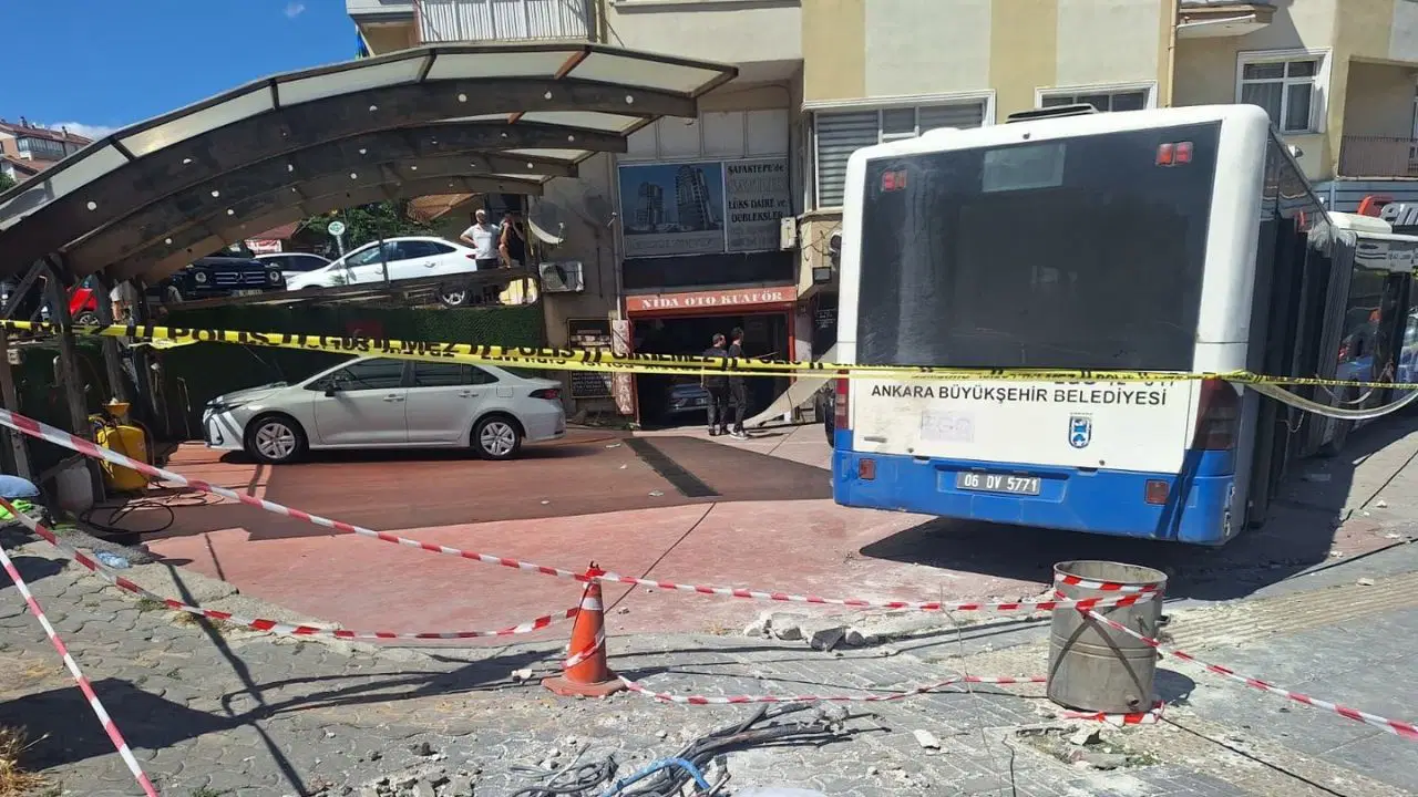 Ankarada belediye otobusu is yerine girdi 7 yarali NDCarcEH
